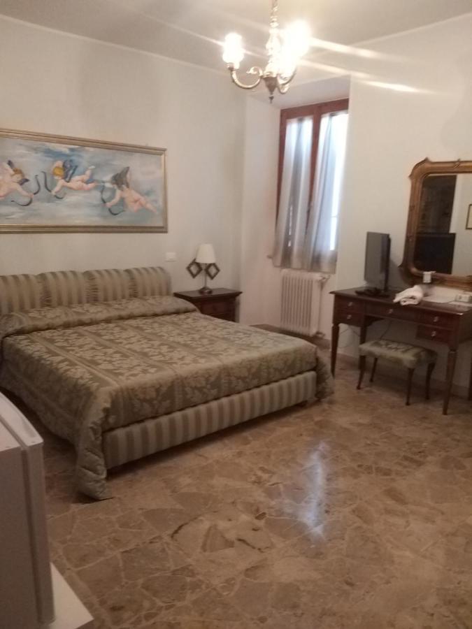 Antica Casa Di Famiglia Hotel Castiglione del Lago Bagian luar foto