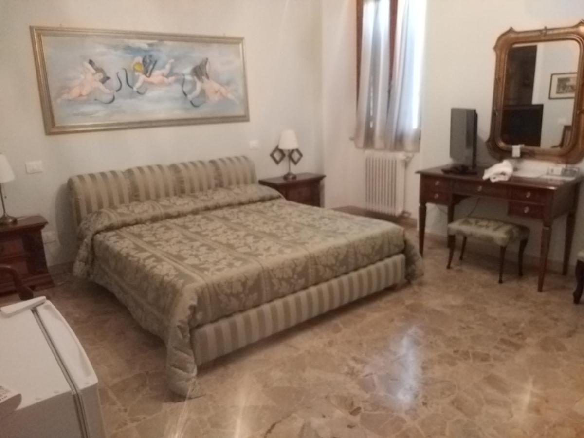 Antica Casa Di Famiglia Hotel Castiglione del Lago Bagian luar foto