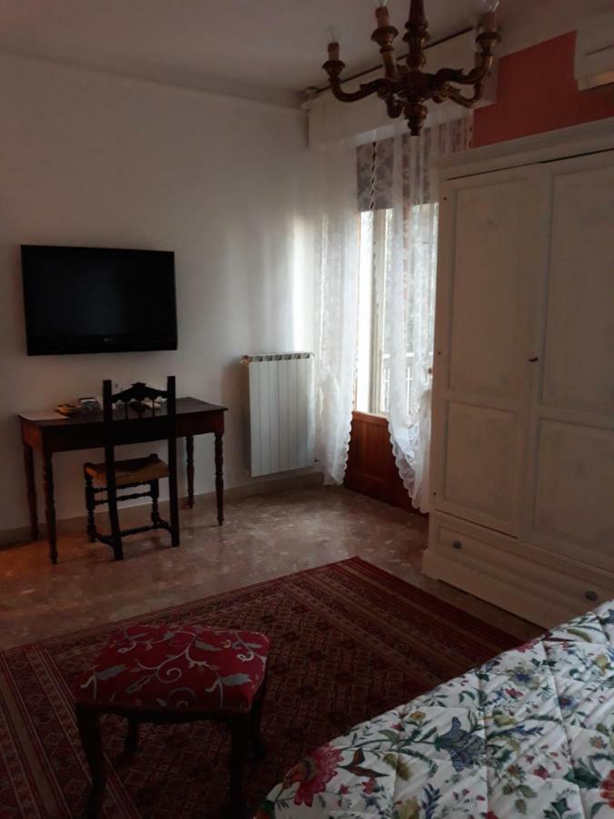 Antica Casa Di Famiglia Hotel Castiglione del Lago Bagian luar foto